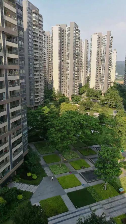 箭牌卫具的厂家师傅在安装马桶